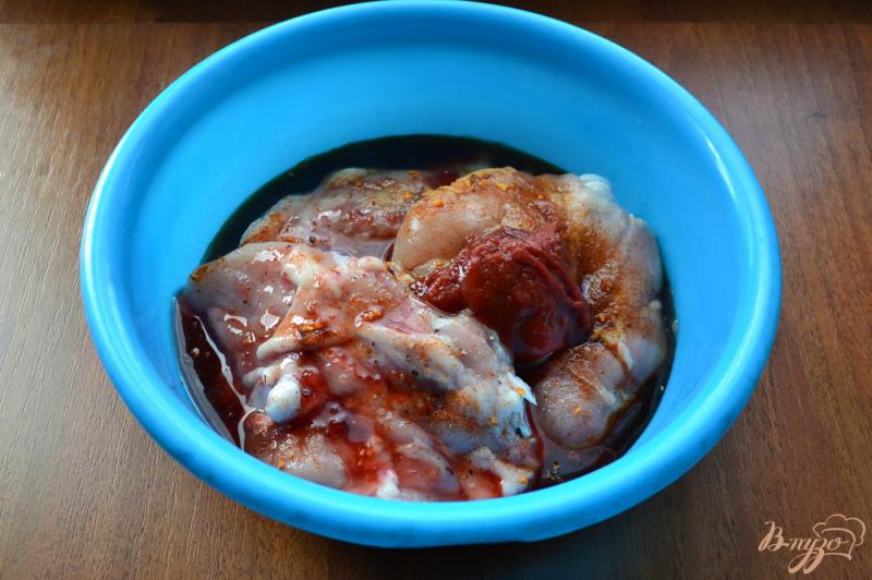 Фото приготовление рецепта: Куриные бедра в клубничном маринаде в духовке шаг №2
