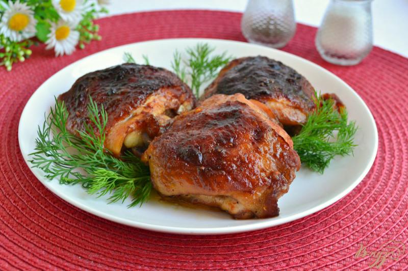 Фото приготовление рецепта: Куриные бедра в клубничном маринаде в духовке шаг №6