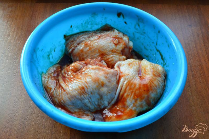 Фото приготовление рецепта: Куриные бедра в клубничном маринаде в духовке шаг №3