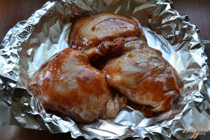 Фото приготовление рецепта: Куриные бедра в клубничном маринаде в духовке шаг №4