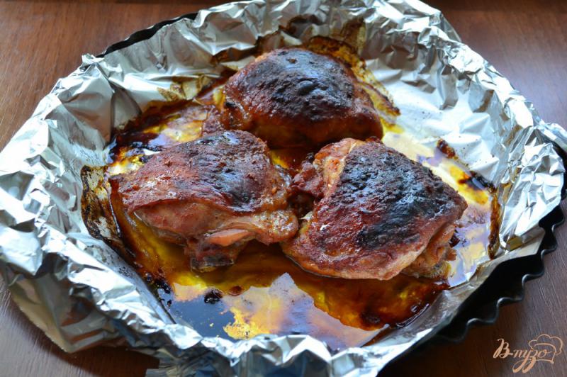 Фото приготовление рецепта: Куриные бедра в клубничном маринаде в духовке шаг №5