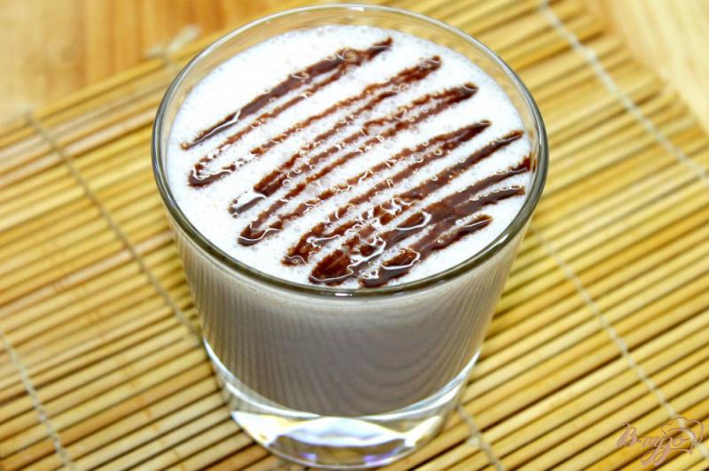 Фото приготовление рецепта: Шоколадный молочный коктейль с бананом шаг №4