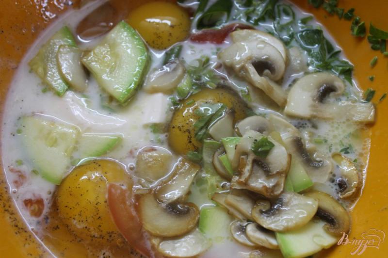 Фото приготовление рецепта: Омлет с кабачками, грибами и сливочным сыром шаг №4