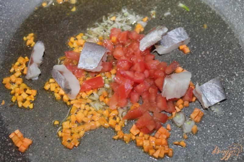 Фото приготовление рецепта: Томатный суп с рыбой и кинзой шаг №2