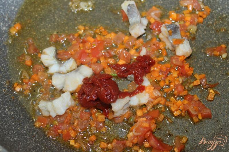 Фото приготовление рецепта: Томатный суп с рыбой и кинзой шаг №3