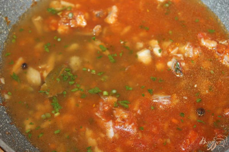 Фото приготовление рецепта: Томатный суп с рыбой и кинзой шаг №5