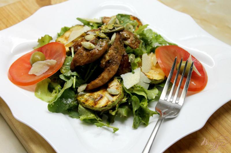 Фото приготовление рецепта: Теплый куриный салат с тыквенными семечками шаг №8