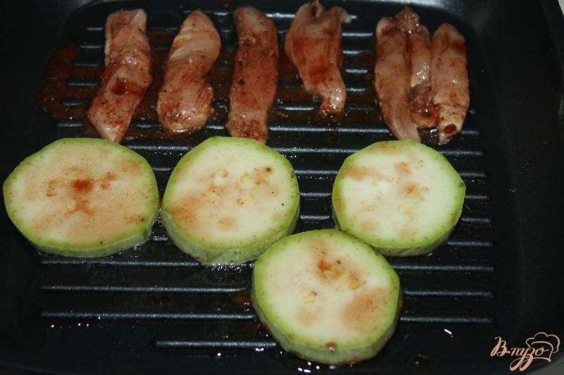 Фото приготовление рецепта: Теплый куриный салат с тыквенными семечками шаг №5