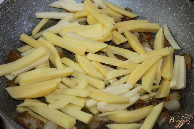 Фото приготовление рецепта: Картофель по - сельски на сале шаг №3