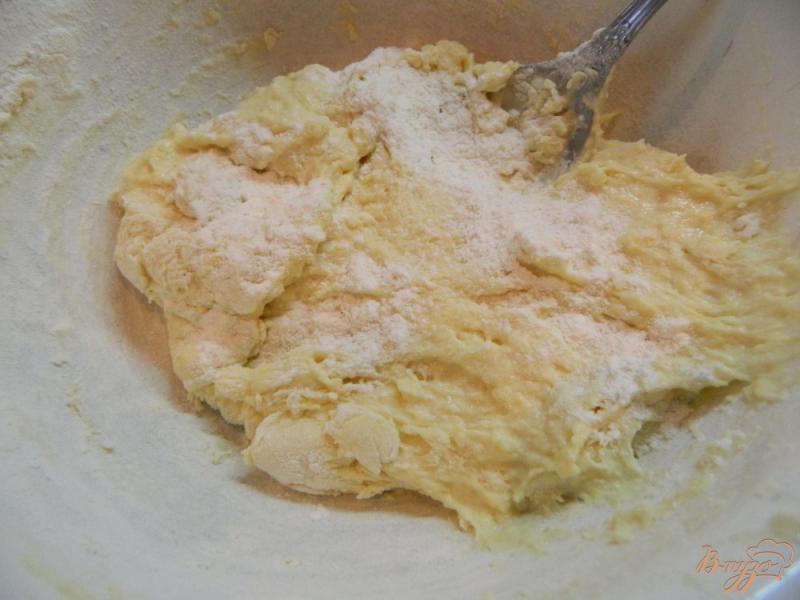 Фото приготовление рецепта: Лепешки с творогом, сыром сулугуни и зеленью шаг №2