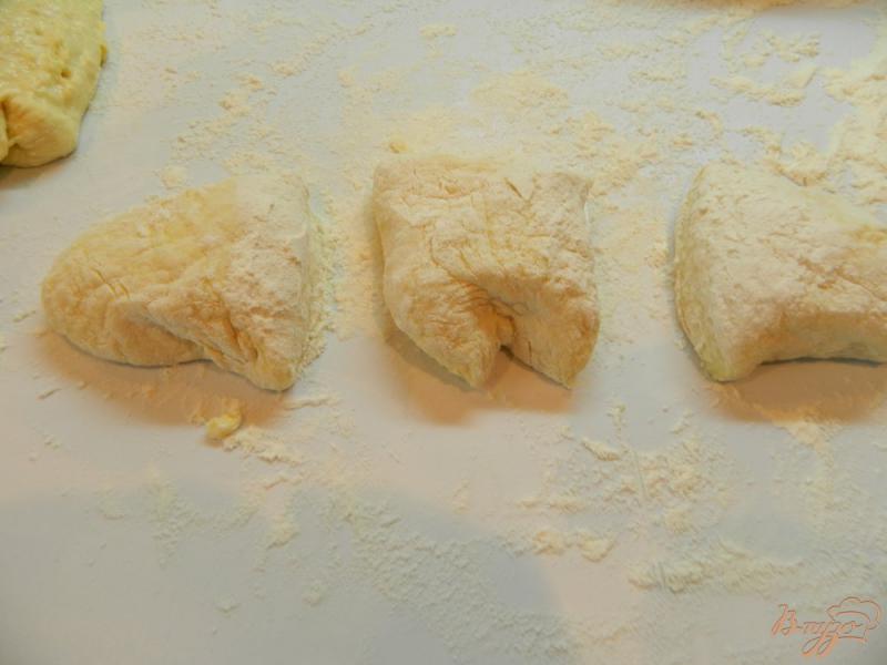 Фото приготовление рецепта: Лепешки с творогом, сыром сулугуни и зеленью шаг №5