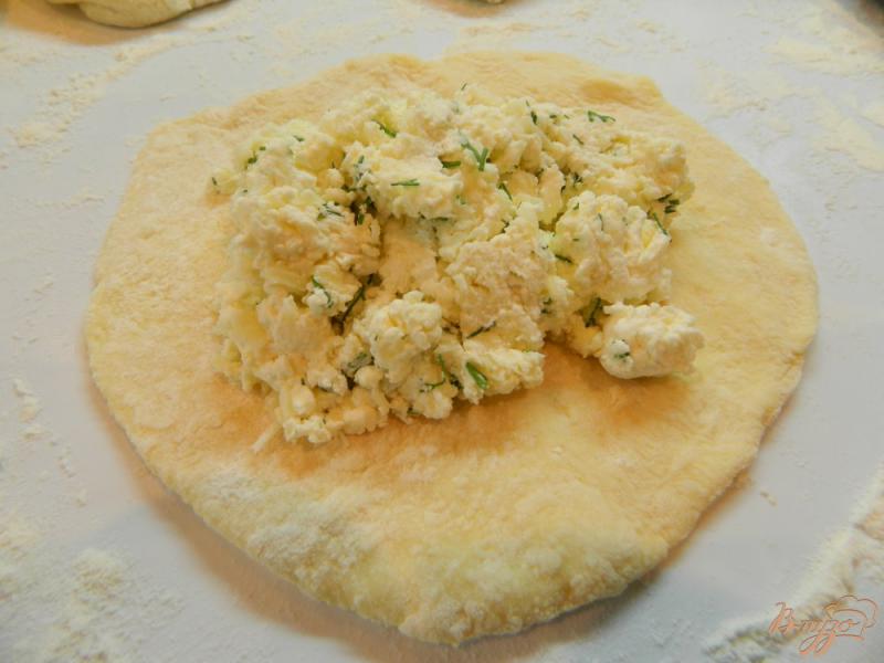 Фото приготовление рецепта: Лепешки с творогом, сыром сулугуни и зеленью шаг №6