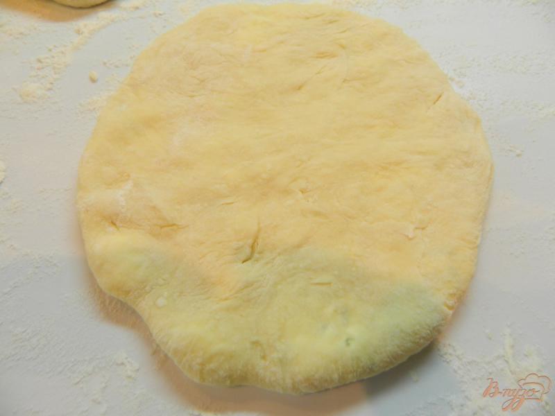 Фото приготовление рецепта: Лепешки с творогом, сыром сулугуни и зеленью шаг №7