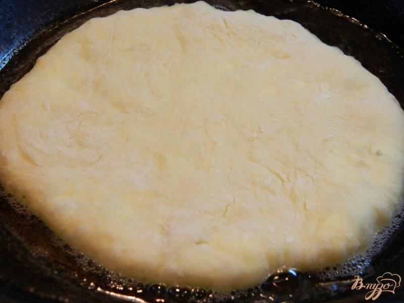 Фото приготовление рецепта: Лепешки с творогом, сыром сулугуни и зеленью шаг №8
