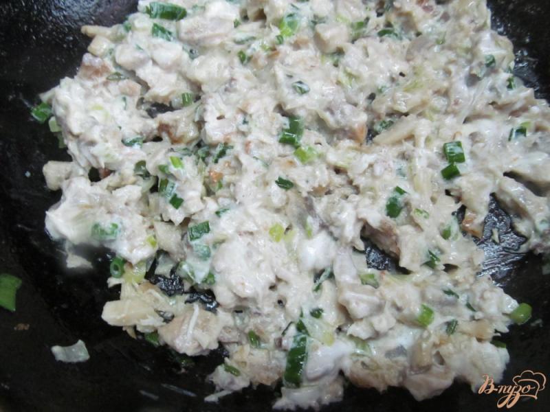 Фото приготовление рецепта: Закуска из блинов с грибами шаг №4