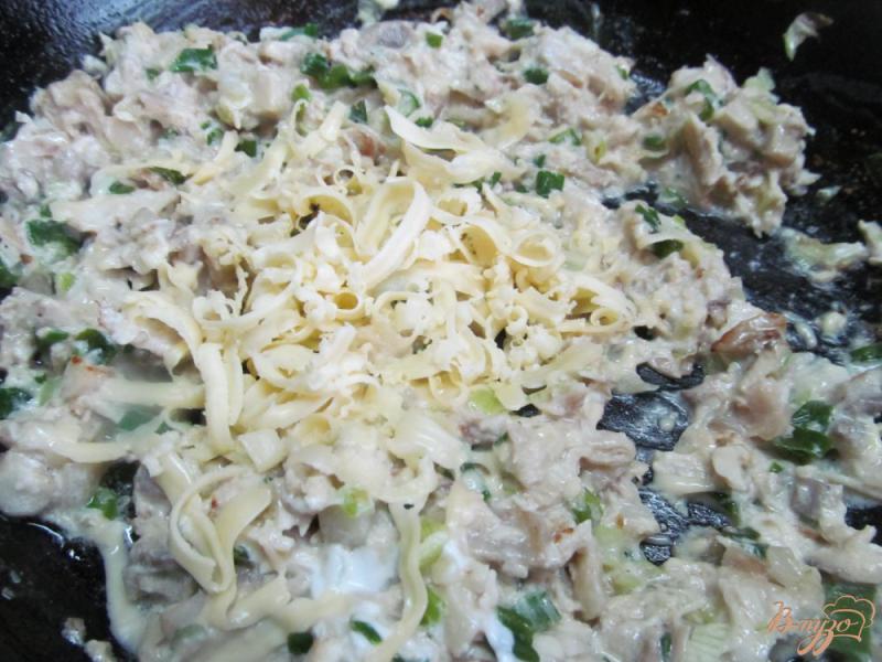 Фото приготовление рецепта: Закуска из блинов с грибами шаг №5