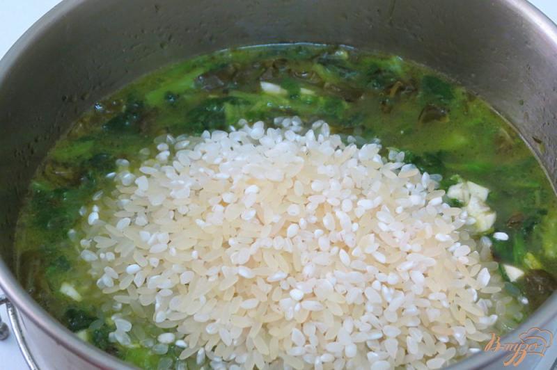 Фото приготовление рецепта: Рис со щавелем и шпинатом шаг №4