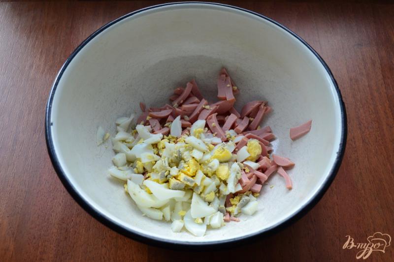 Фото приготовление рецепта: Салат с колбасой, брынзой и сухариками шаг №1