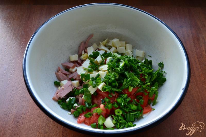 Фото приготовление рецепта: Салат с колбасой, брынзой и сухариками шаг №3