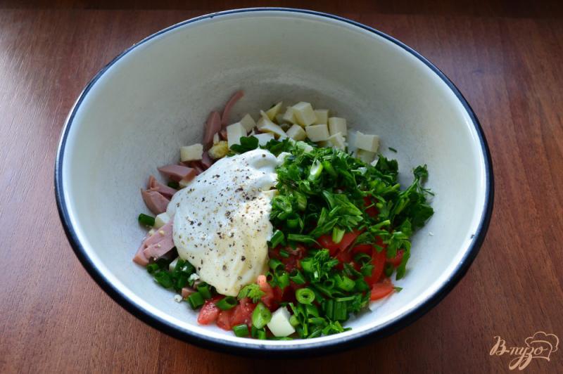 Фото приготовление рецепта: Салат с колбасой, брынзой и сухариками шаг №4