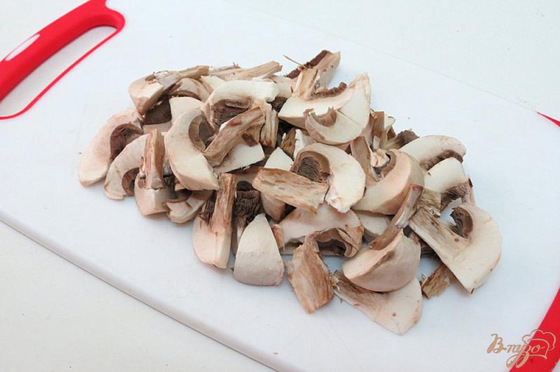 Фото приготовление рецепта: Курино - грибной бульон с лапшой шаг №4