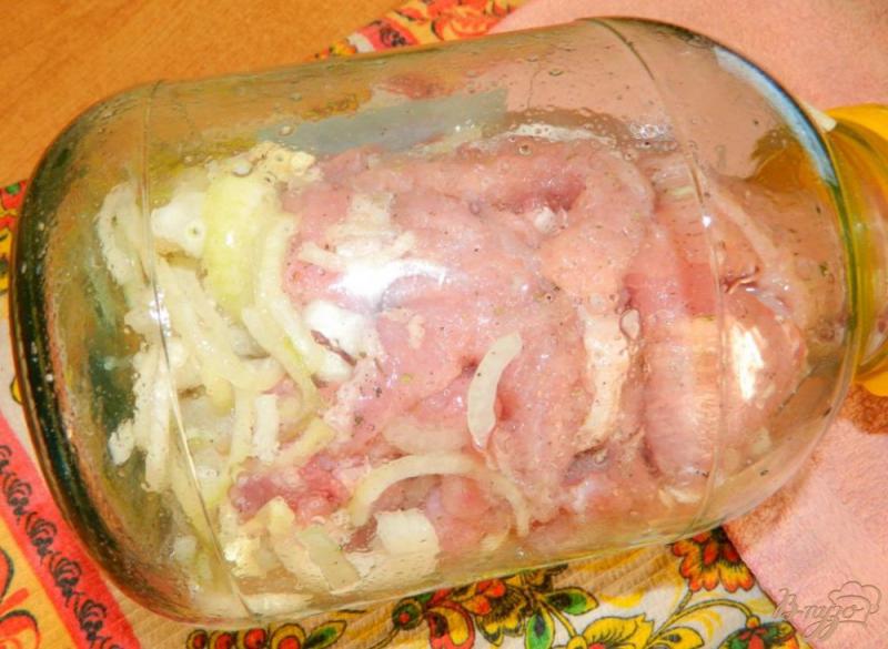 Фото приготовление рецепта: Отбивные из свинины, маринованные в луке и газировке шаг №5