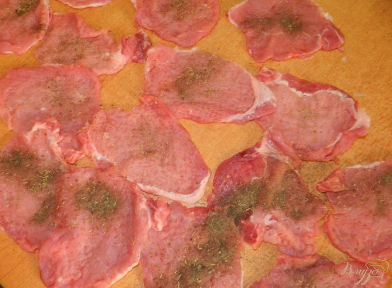 Фото приготовление рецепта: Отбивные из свинины, маринованные в луке и газировке шаг №3