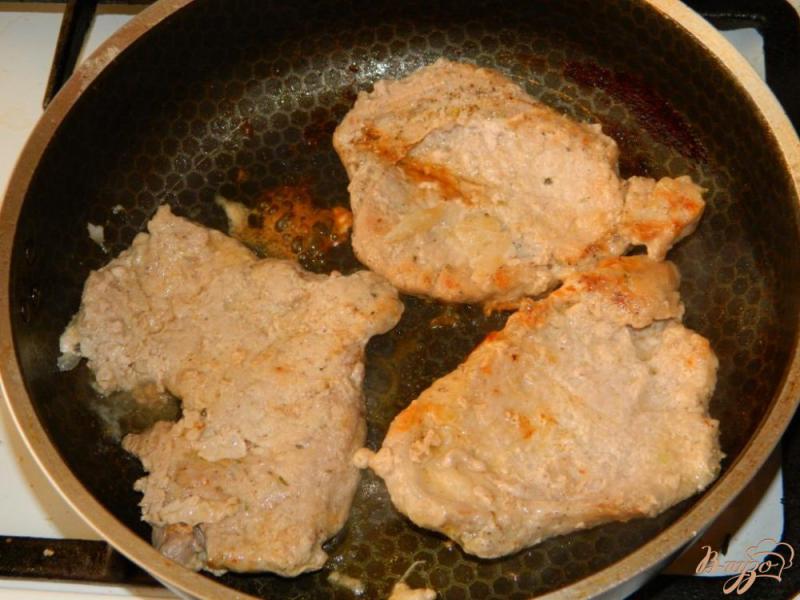 Фото приготовление рецепта: Отбивные из свинины, маринованные в луке и газировке шаг №6