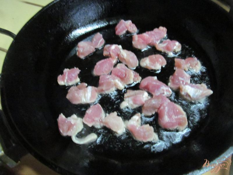 Фото приготовление рецепта: Рис с грибами мясом и мятой шаг №1