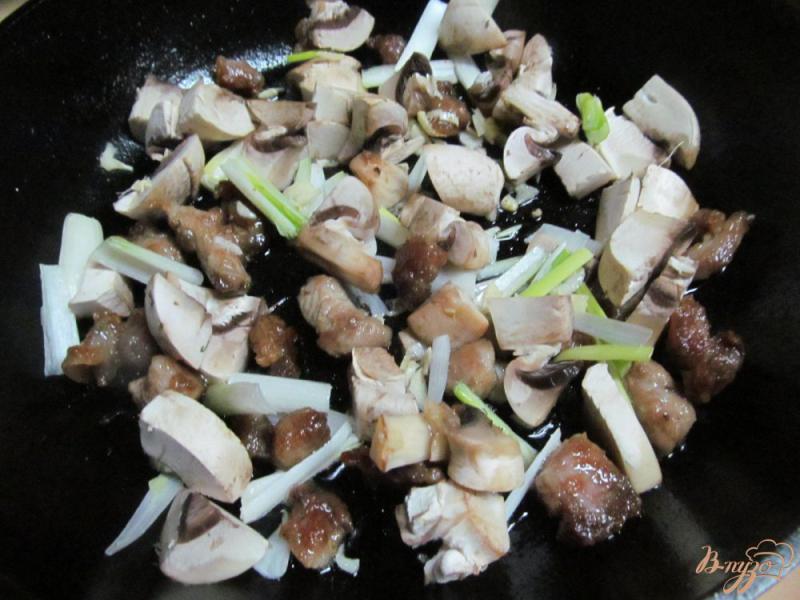 Фото приготовление рецепта: Рис с грибами мясом и мятой шаг №3