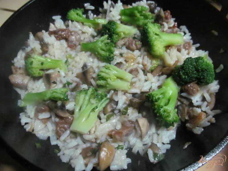 Фото приготовление рецепта: Рис с грибами мясом и мятой шаг №5