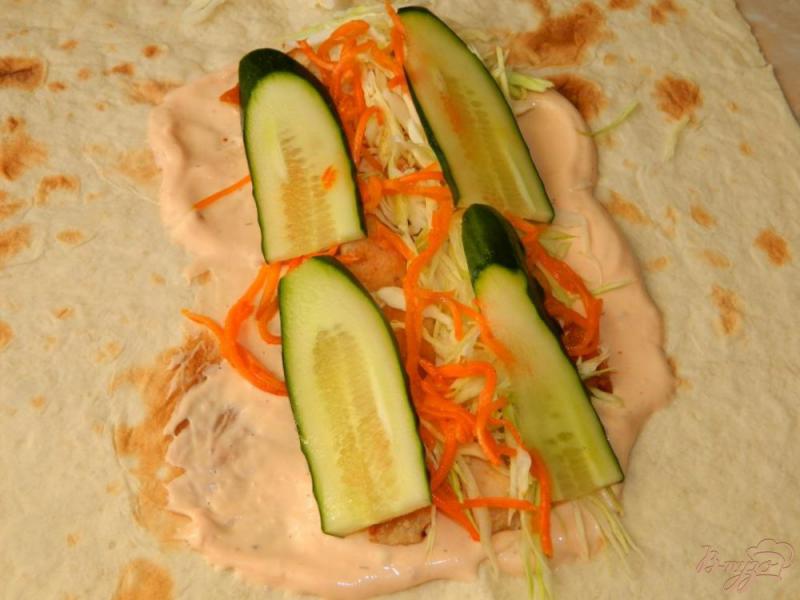 Фото приготовление рецепта: Шаурма с курицей и корейской морковкой шаг №4