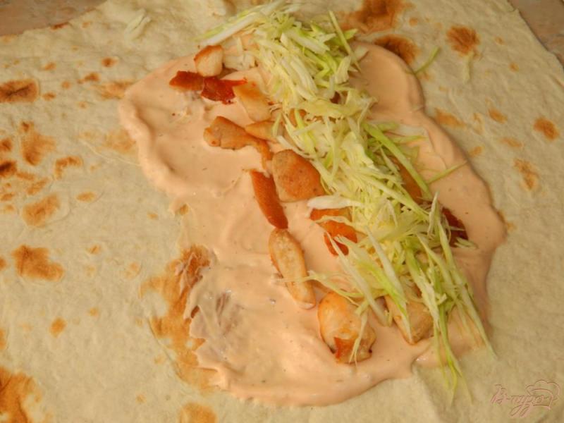 Фото приготовление рецепта: Шаурма с курицей и корейской морковкой шаг №3