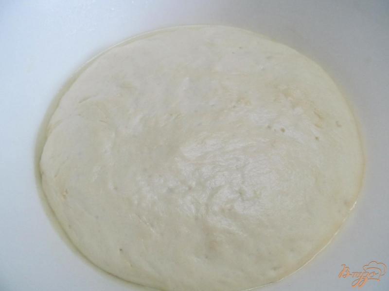 Фото приготовление рецепта: Фокачча с колбасой и сыром шаг №3