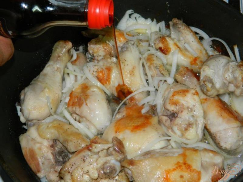 Фото приготовление рецепта: Курица с луком и соевым соусом шаг №4