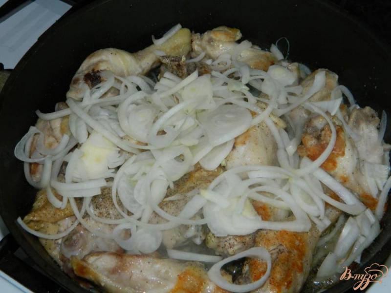 Фото приготовление рецепта: Курица с луком и соевым соусом шаг №3