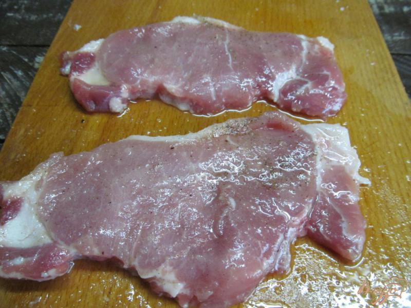 Фото приготовление рецепта: Свиные стейки с соусом из чернослива шаг №2