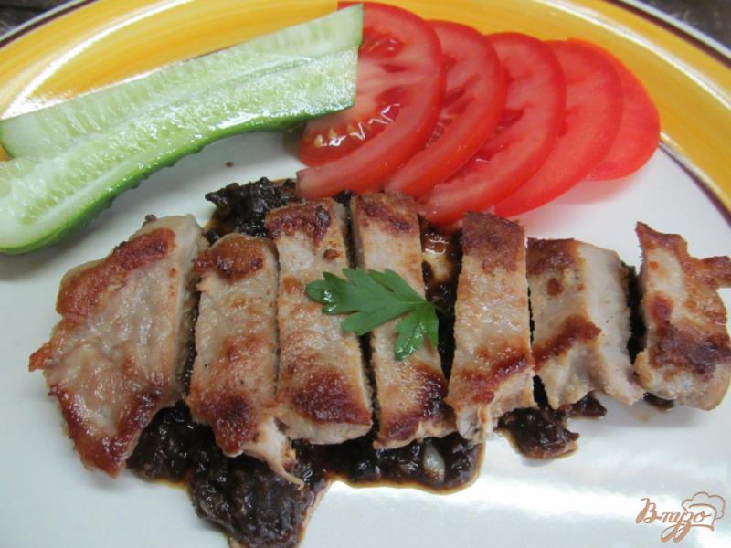 Фото приготовление рецепта: Свиные стейки с соусом из чернослива шаг №7