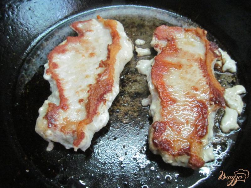Фото приготовление рецепта: Свиные стейки с соусом из чернослива шаг №3