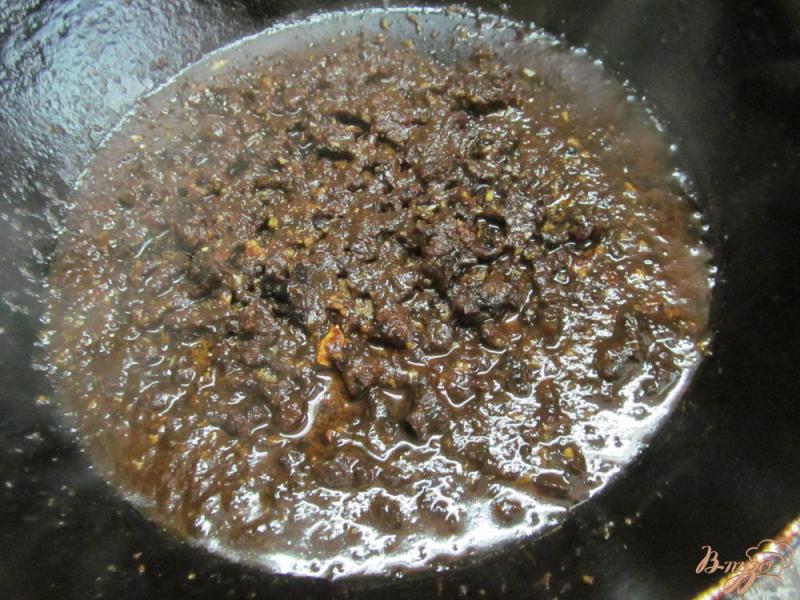 Фото приготовление рецепта: Свиные стейки с соусом из чернослива шаг №6