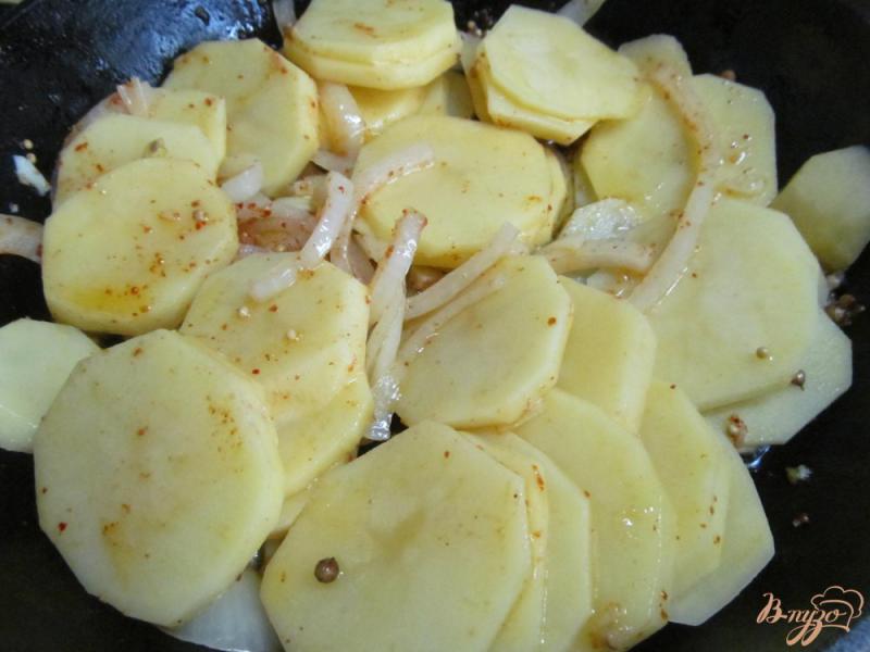 Фото приготовление рецепта: Жареный картофель с индийскими пряностями шаг №4