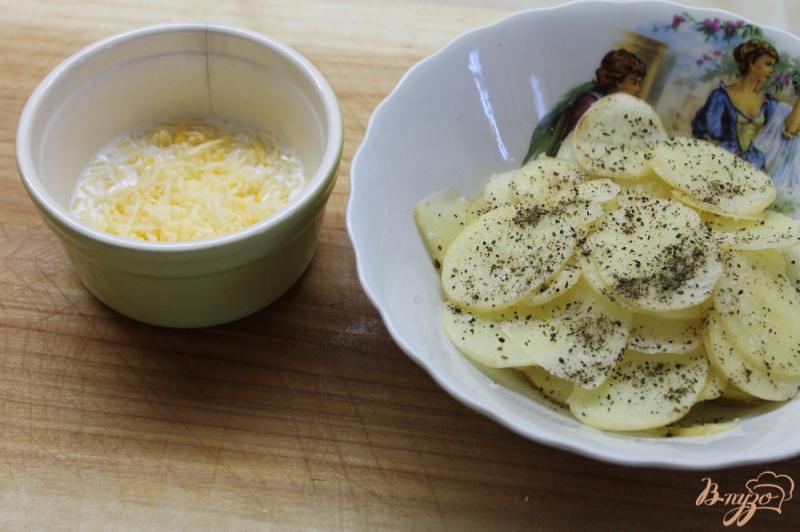 Фото приготовление рецепта: Запеченный молодой картофель со шпинатом и сыром шаг №3