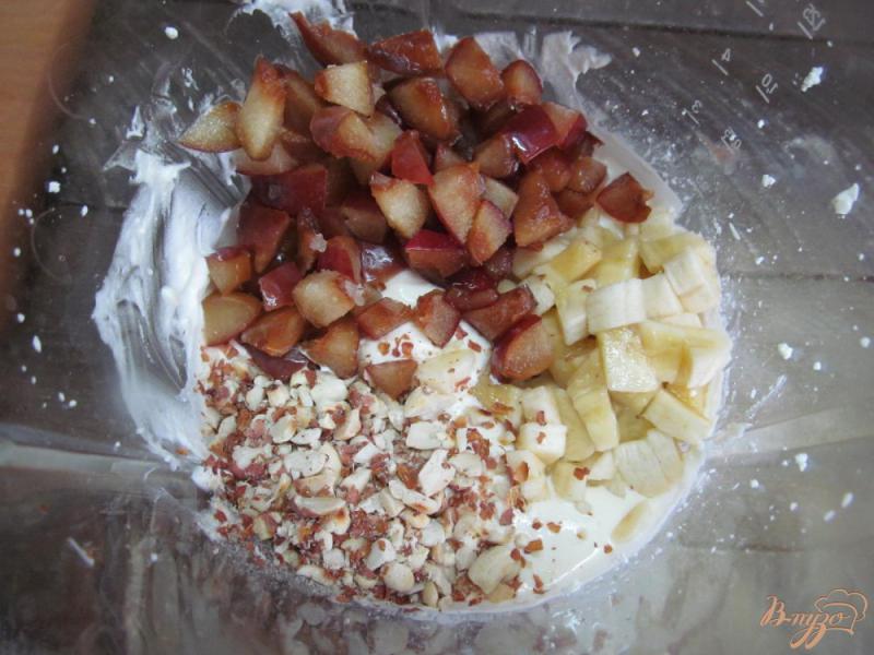 Фото приготовление рецепта: Блинный пирог с творогом бананом и сливой шаг №4