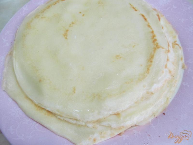 Фото приготовление рецепта: Блинный пирог с творогом бананом и сливой шаг №2
