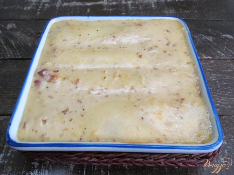 Фото приготовление рецепта: Блинный пирог с творогом бананом и сливой шаг №10