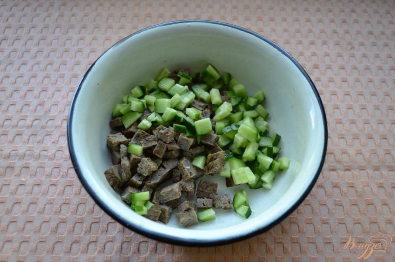 Фото приготовление рецепта: Салат с печенью и плавленым сырком шаг №1