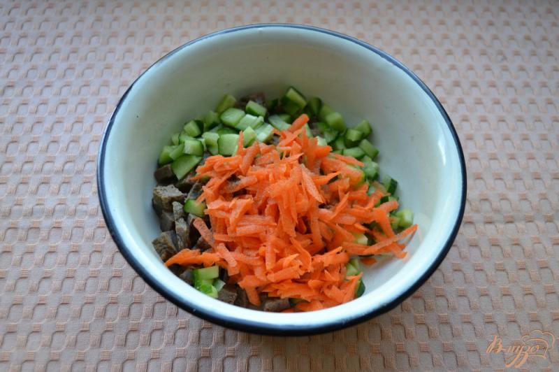 Фото приготовление рецепта: Салат с печенью и плавленым сырком шаг №2