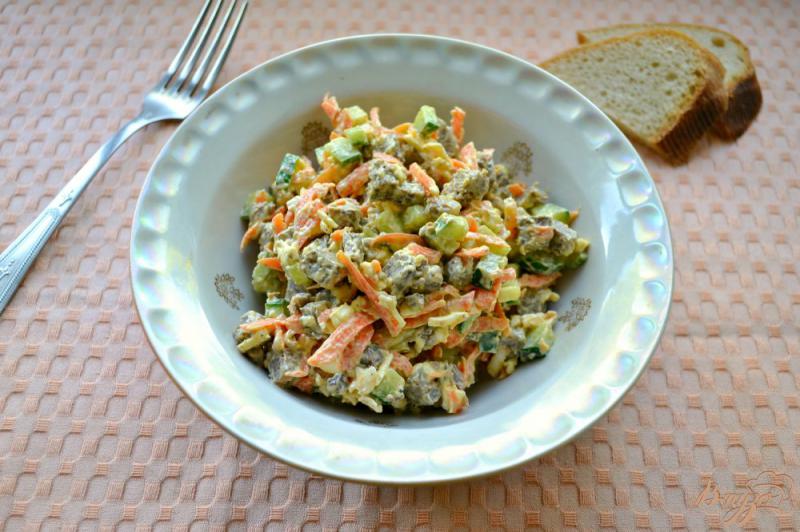 Фото приготовление рецепта: Салат с печенью и плавленым сырком шаг №5