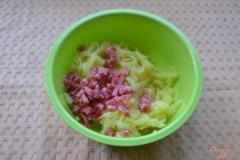 Фото приготовление рецепта: Оладушки из вареного картофеля с колбасой шаг №2