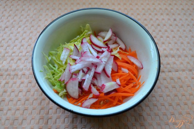 Фото приготовление рецепта: Весенний овощной хрустящий салат шаг №2